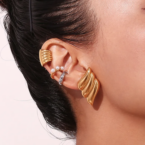 WAVY STUDS